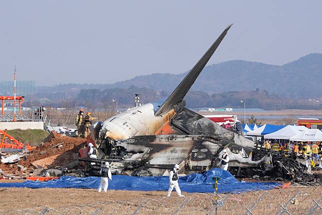 濟州航空墜毀造成179人死亡，事發班機已成一團殘骸。（圖/美聯社）