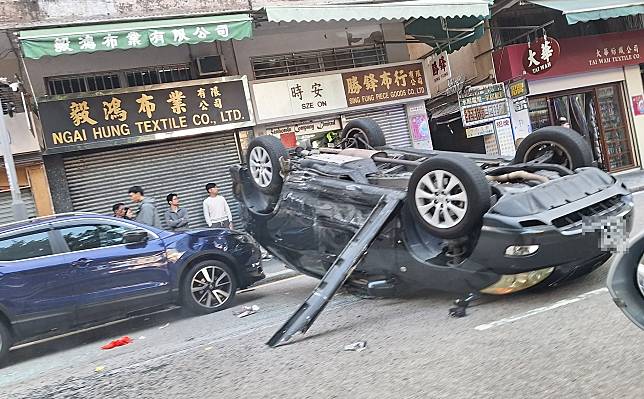 深水埗私家車與的士相撞後「反肚」，途人救出被困司機