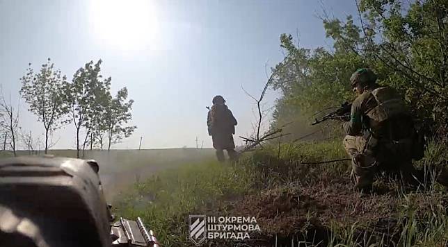 烏軍第三突擊旅第二突擊營釋出在巴赫穆特前線與俄軍交戰影片。 圖：翻攝自@NOELreports