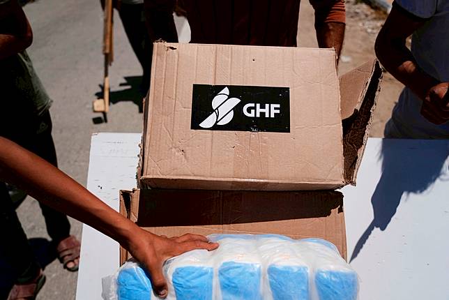 2025年5月29日，巴勒斯坦人在「加薩人道基金會（GHF）」於拉法的營運地點領到物資。美聯社