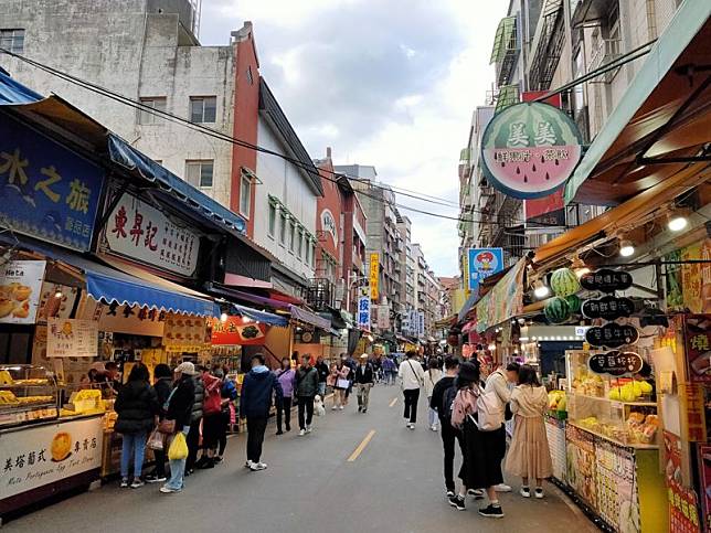 淡水老街吸引許多遊客品嘗在地美食，內行網友也透露英專路有許多好吃的選擇。（示意圖，photoAC）