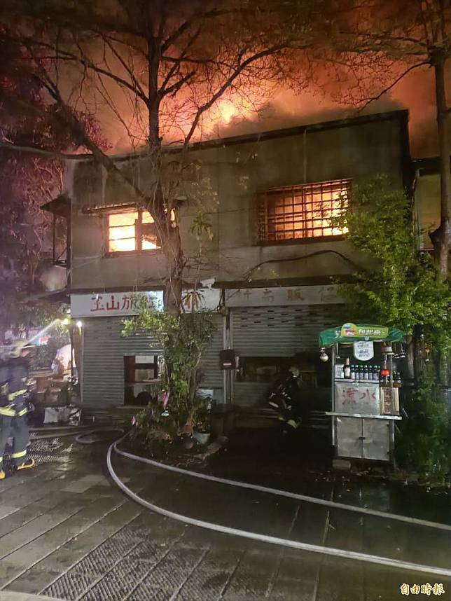 嘉市阿里山鐵路北門驛車站前僅存一排有70年歷史的日式房屋發生大火。(嘉市消防局提供)