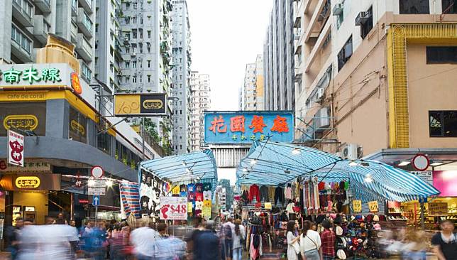 香港壹零捌館附近有不少的食肆、超級市場，最近嘅百佳只需行3分鐘，亦可以去花園街掃下平貨！