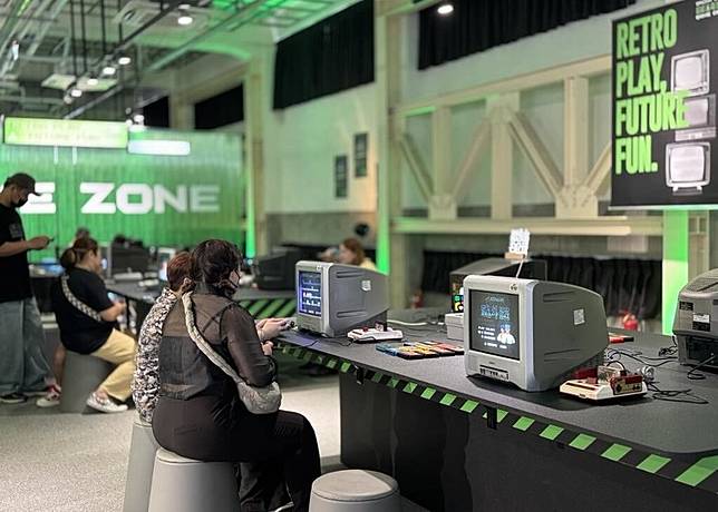大人們透過特展重溫兒時電玩遊戲，重拾童心。