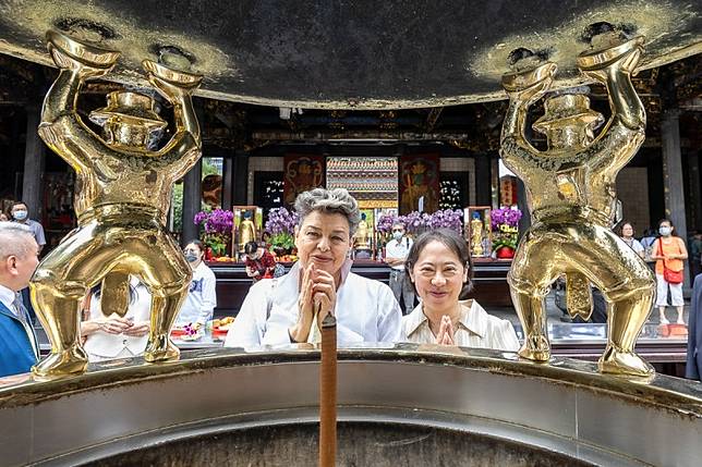 瓜地馬拉總統阿雷瓦洛（Bernardo Arévalo de León）與第一夫人貝娜多（Lucrecia Peinado）近日來台進行國是訪問。外交部長林佳龍特別請夫人廖婉如再訪印象深刻的龍山寺。 圖：擷自林佳龍臉書粉專