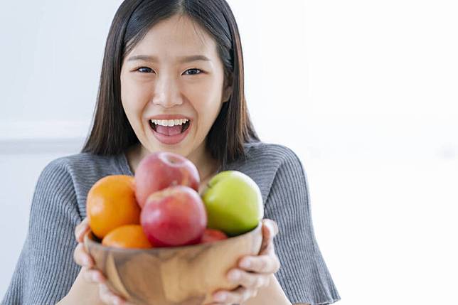 中醫師表示，吃水果好處多，但當遇到感冒時，建議先不吃任何水果，因為果糖含量多寡都會刺激生痰，進而導致加重病情；圖為情境照。(圖取自freepik)