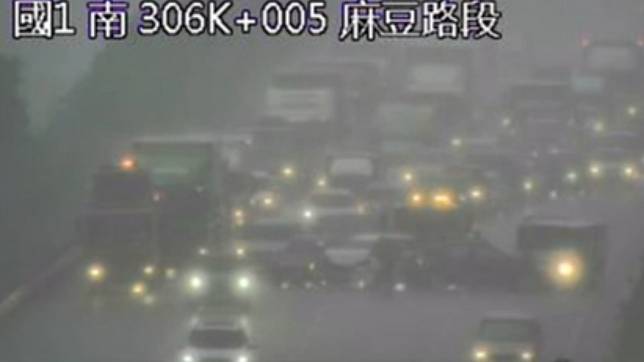 中山高麻豆段大雨，8車連環撞。（圖／翻攝自國道影像）