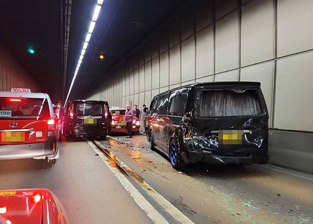 香港仔隧道有5車相撞4人受傷。