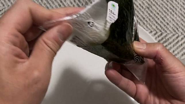 第二步是拉開側邊包裝。翻攝自dydt X