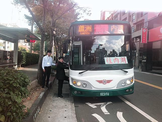 「蘆洲─內湖」跳蛙公車由三重客運蘆洲站發車。    圖：新北市交通局/提供