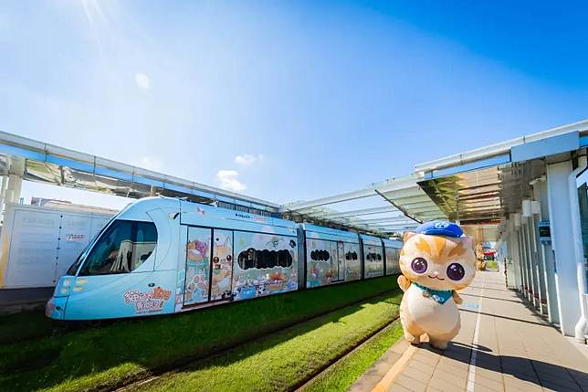   ▲跟著蜜柑玩遍港都！聯名彩繪輕軌列車6月22日正式首航。（圖/MOJOIN提供）  