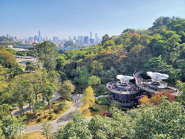 遠眺市區&ndash;走上木棉道最高點木棉台，除可俯瞰雲蘿植物園的景色，還能遠眺廣州市區。（綽希攝）