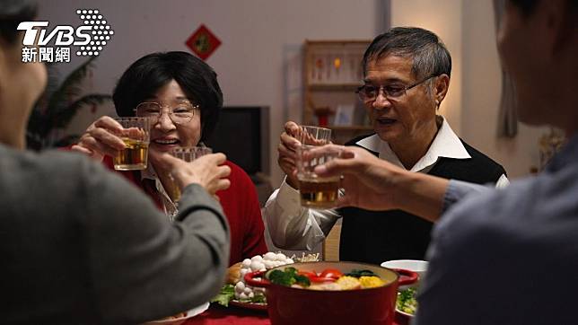 一名網友參加家族聚會發現男友是自己表弟。（示意圖，非當事人／shutterstock達志影像）