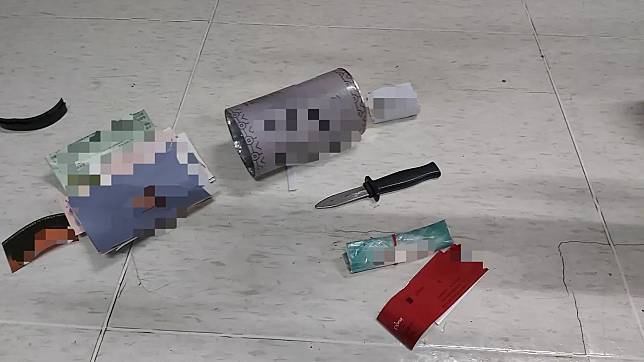 疑似炸彈的塑膠桶內裝文宣及一把塑膠刀。新莊警分局提供  
