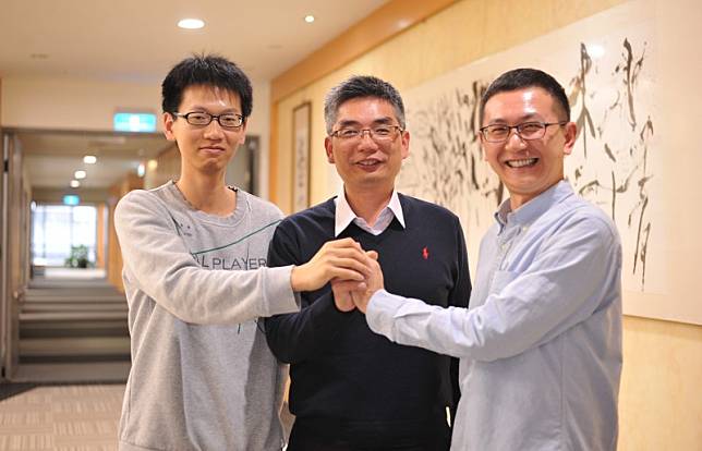 清華大學工學院長賴志煌(中)結合物理系教授林秀豪(右)，帶著博士生林柏宏(左)、楊博元組成跨領域團隊，研發出夢幻磁性記憶體MRAM新一代核心技術。(清華大學提供)