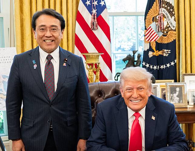 川普與日方代表經濟再生大臣赤澤亮會晤。(圖：Donald J. Trump Truth Social)