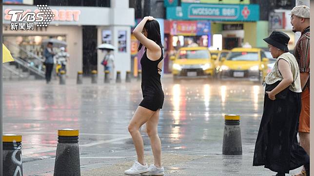 隨著小暑逼近，近日濕熱的午後雷陣雨經常突襲。（圖／TVBS資料照）