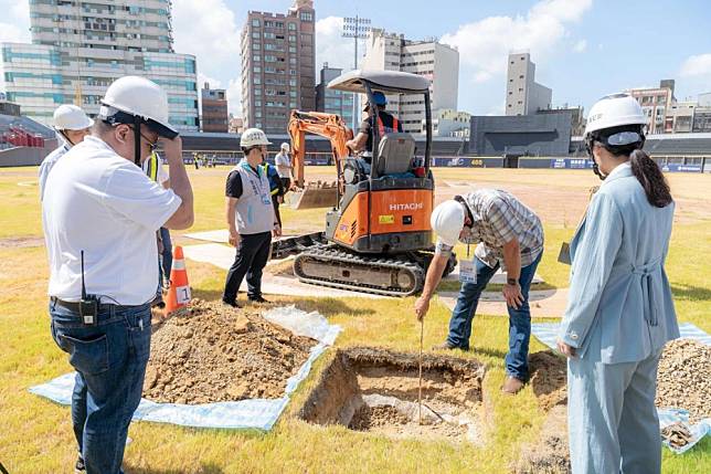 美國職棒大聯盟指定場務單位「BrightView」團隊挖開棒球場土壤進行檢測。（新竹市政府提供）