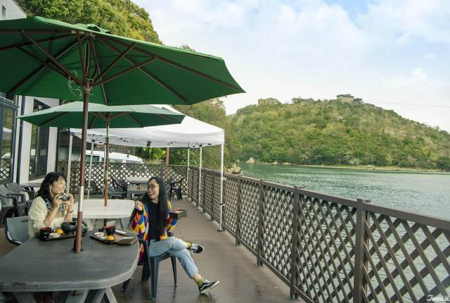 
<p>在濱名湖一帶隨處都可見到鰻魚飯餐廳，也不乏排隊名店，選擇喜歡的店鋪邊吃鰻魚飯邊眺望湖景，十分愜意。</p><p>
</p><p>
</p><p>
▶<b>うな助金山寺園 本店</b></p><p>
  地址：<a href=