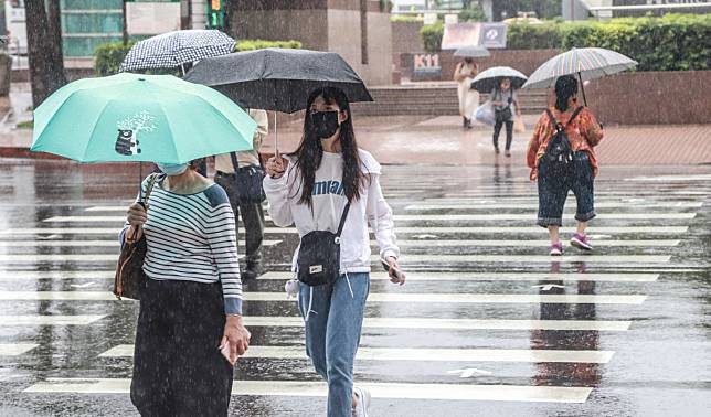 鸚鵡颱風正是生成，花東、恆春半島受到颱風外圍環流水氣影響，易有強降雨發生。