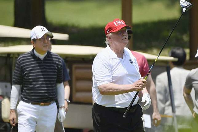 2019年5月26日，日本首相安倍晉三和美國總統川普在千葉縣茂原市打高爾夫球，這是安倍的自拍（AP）
