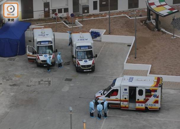 火炭駿洋邨下午有至少3人由救護車送院。(袁以諾攝)  
