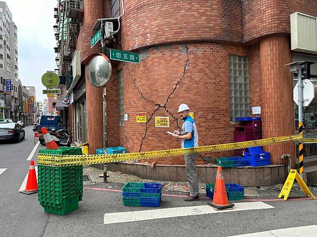 桃園一處建物因地震受損，現場圍起封鎖線，由技師赴現場了解情形，圖片桃園市政府提供