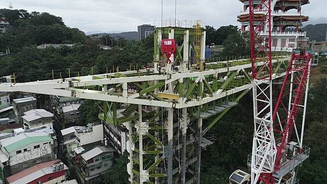 基隆豎梯基隆塔舉行上梁儀式。(記者王慕慈攝)