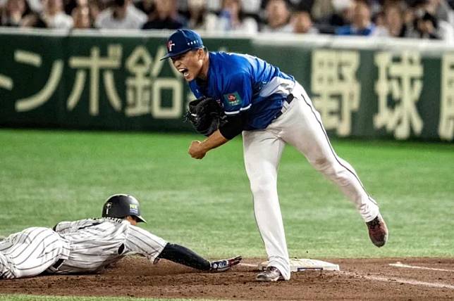 12強／中華隊打破日本27連勝！最後雙殺「冠軍球」流入他手中（圖／法新社）