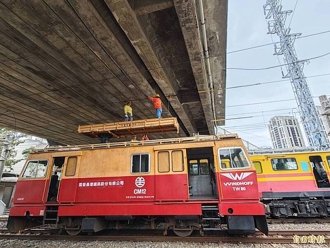 善化大成路陸橋下的纜線觸碰到台鐵電車線，火車被迫暫時停駛，工班全力維修中。(記者吳俊鋒攝)