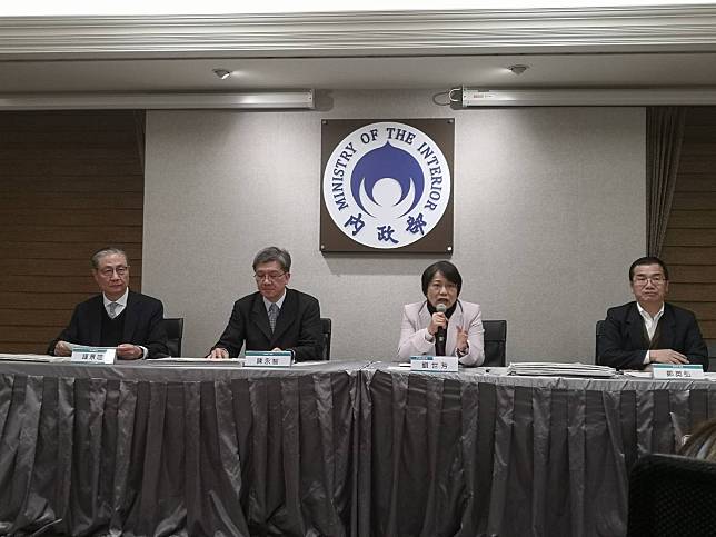 調查局函送內政部針對領有「中國居民身分證」或「居民戶口簿」的民眾進行查處，內政部長劉世芳9日在內政部部務會報會後記者會上表示，目前檢舉的調查名單人數不到10人 。（劉玉秋攝）