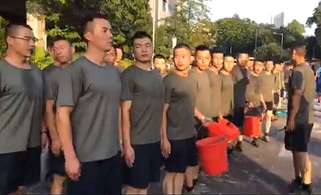 解放軍駐港部隊昨日下午自發性步出軍營清除路障。   圖：翻攝自立場新聞臉書