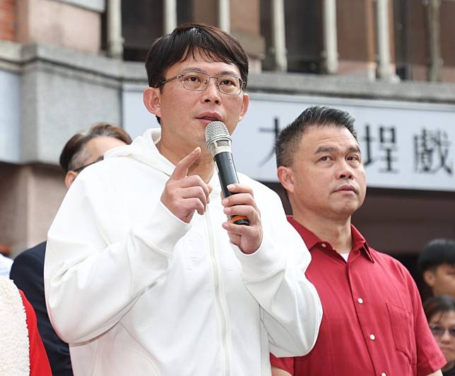 行政院二十四日臨時加開院會，通過對選罷法連署加嚴修法提出覆議。台灣民眾黨代理黨主席黃國昌（左）二十五日在台北出席活動時受訪表示，呼籲這次覆議若再遭立法院否決，請行政院長卓榮泰自己辭職下台。（中央社）