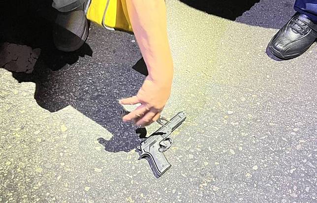 警方盤查24歲江姓男子，起出1把玩具槍。   圖：大園警分局提供