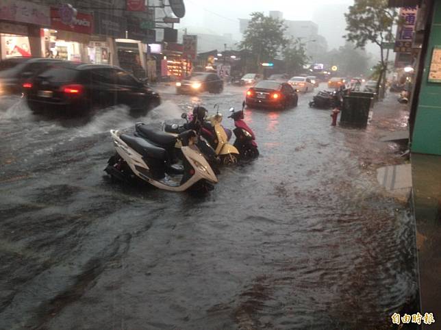 氣象局針對高雄、屏東及台南發布大雷雨特報。(記者黃旭磊攝)