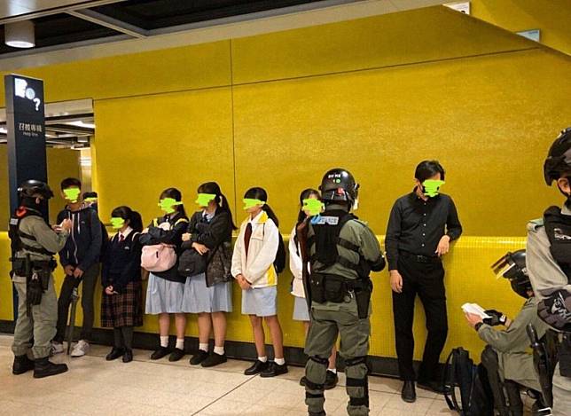 港警要求女學生在地鐵站內排成一排並一一盤查。(圖擷自Kong Tsung-gan / 江松澗推特)