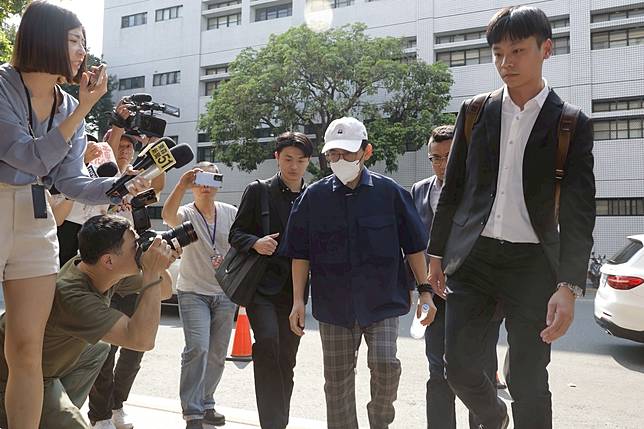 黃子佼又穿同套服裝現身高等法院　離去前90度鞠躬