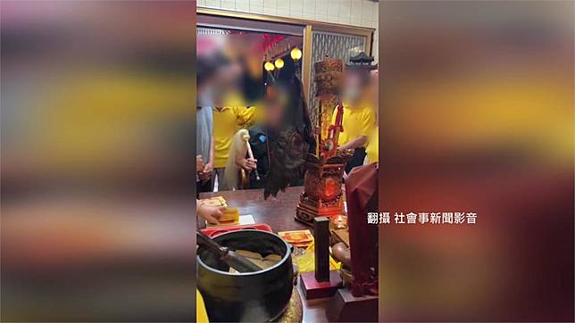 一間宮廟幫助信徒進行祭改儀式。圖／翻攝自社會事新聞影音