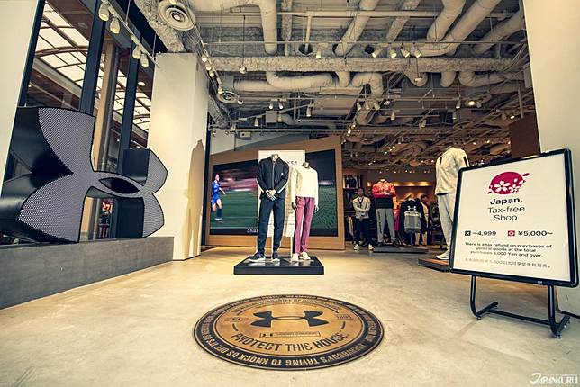 
<p>一共有3樓的UNDER ARMOUR BRAND HOUSE SHINSAIBASHI，關於UNDER ARMOUR最新或基本款式一應俱全之外，當然也有該店才有的限定商品，這個一定要拿筆畫重點。</p><p>
</p><p>
<b>UNDER ARMOUR BRAND HOUSE SHINSAIBASHI</b></p><p>
住址：大阪府大阪市中央区南船場3-5-15 コクミン心斎橋ビル</p><p>
營業時間：11:00 - 21:00（12/31 營業到18:00，元旦 公休，1/1 營業到19:00）</p><p>
<a href=