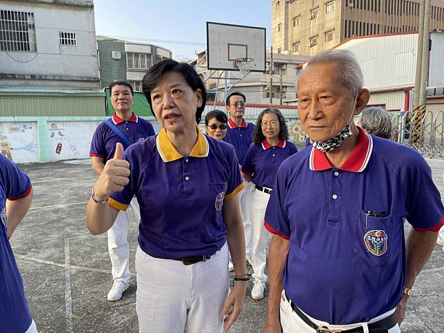 何水盛伉儷推動中華生物能醫學氣功，與梓官學員聯誼同享凍齡滋味。　（記者吳文欽攝）