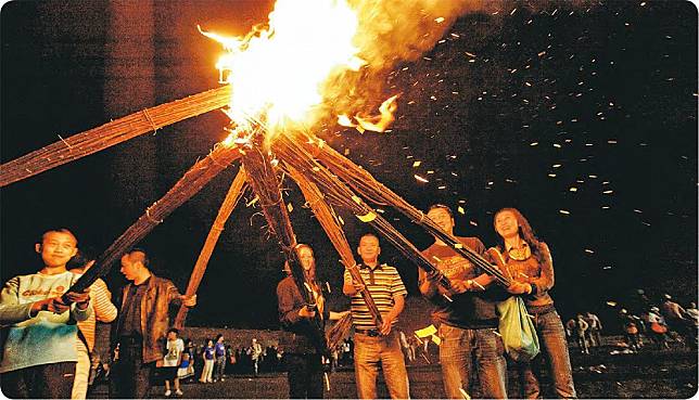 火把節——每年農曆六月廿四日開始舉行的火把節，是彝族的重大節日，如漢族過春節一樣熱鬧。入夜後，人們各手持小型火把游走於田野間，好不熱鬧。（黃松輝攝）