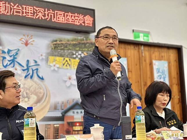 新北市長侯友宜赴深坑區參加行動治理座談。(記者翁聿煌攝)