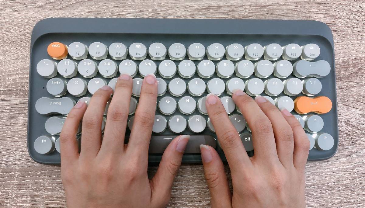 開箱] 桌上擺著『 LOFREE 打字機鍵盤』，整個人都增加了文青、復古氣質| 電獺少女| LINE TODAY