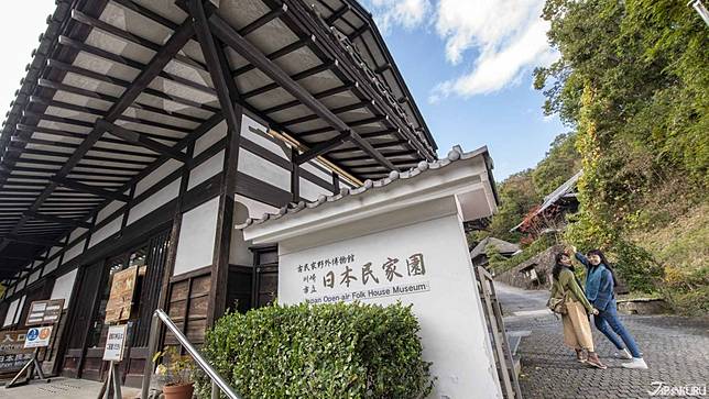 
<p>想看合掌村的老屋一定要跑到白川鄉嗎？不用喔！川崎的生田綠地裡的「日本民家園」為你收藏東日本最具代表性的25種古民家（類似台灣所說的「古厝」），真實的比例可以讓你親自體驗古人的房型格局究竟是何種模樣，如果你是建築迷或是對工法特別熱愛的細節控，更是可近距離欣賞匠人們的巧思與細心。在此也有一些傳統民俗技藝的體驗，例如藍染等等，接下來就讓我們來大家搶先一步吧！</p><p>
</p><p>
<b>川崎市立日本民家園</b></p><p>
地址：<a href=