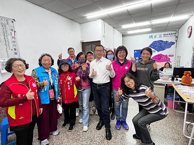 國民黨超級戰將羅智強（右四），特地南下為南市第三選區立委參選人姚正玉（右三）助陣，呼籲選民支持姚正玉。（姚正玉提供）