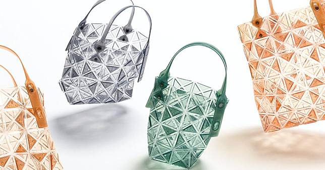 Issey Miyake賣翻天的「BaoBao」再推新色！透明三角褶疊包，三款配色每一款都想收藏！