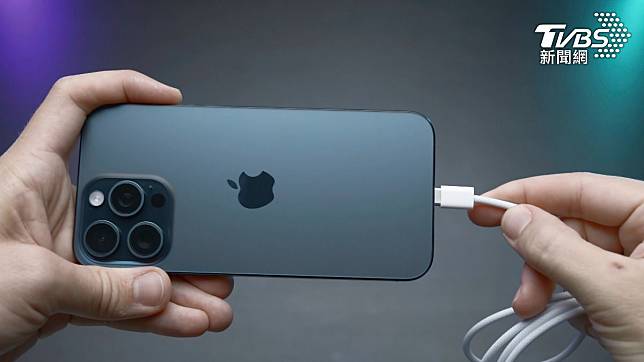 iPhone充電到幾%才能有效保護電池？一直是各界頻繁探討的議題。（示意圖／shutterstock達志影像）