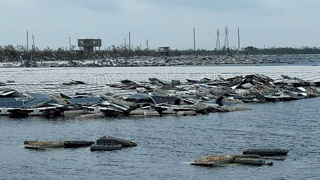 新塭滯洪池光電案場災情。讀者提供