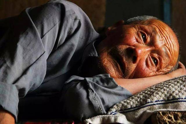 中國老年人口問題嚴重，經濟學人統計年老孤單又欠缺照顧，自殺人口老年人就佔了1/3。   圖：翻攝陸網/每日頭條