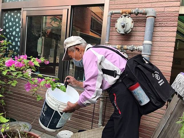 台南市衛生局說明，自4月1日起，民眾如未主動清除積水容器，導致積水處孳生病媒蚊幼蟲（孑孓）時，一經查獲將開罰。（台南市政府衛生局提供）